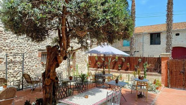 Hotel El Castell Embruixat Saint-Hippolyte  Exterior foto